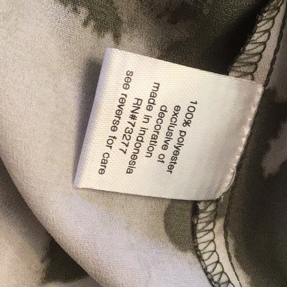 Cute Elizabeth and James NWT olive and white top size M, 23” pit to pit - Picture 5 of 6